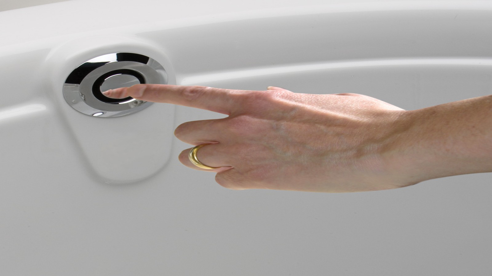 Geberit bathtub drain with push actuation PushControl Geberit bathtub drain with push actuation PushControl