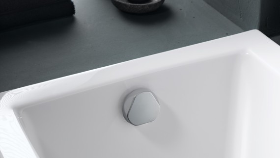 Bathtub with Geberit TurnControl bath waste and overflow Bathtub with Geberit TurnControl bath waste and overflow