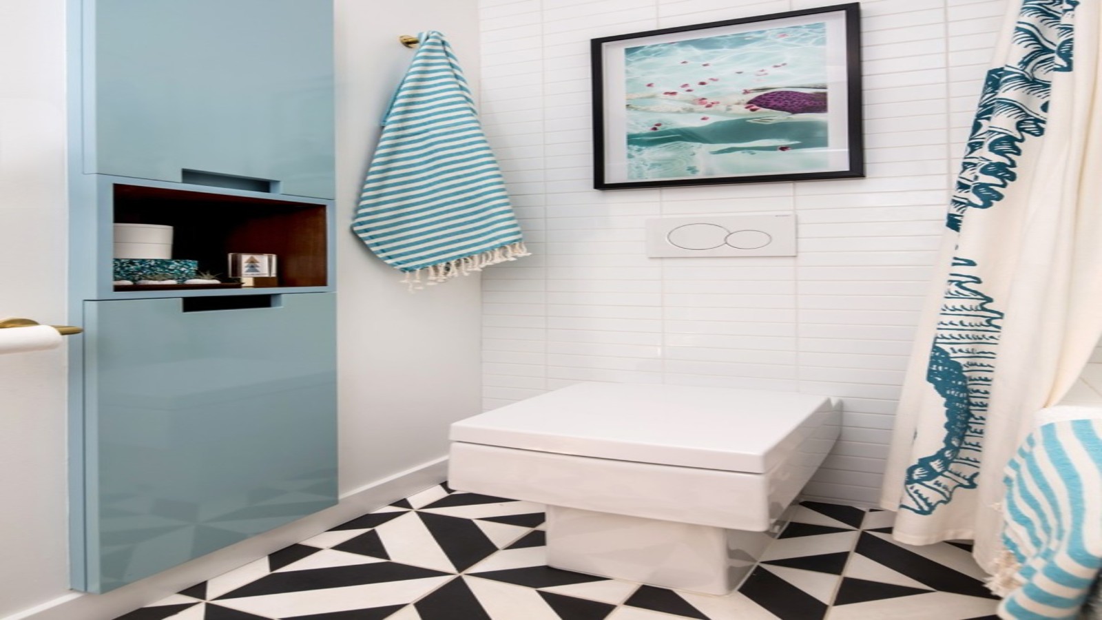 San Clemente bathroom with Geberit Sigma01 flush plate and floor-mounted toilet San Clemente bathroom with Geberit Sigma01 flush plate and floor-mounted toilet