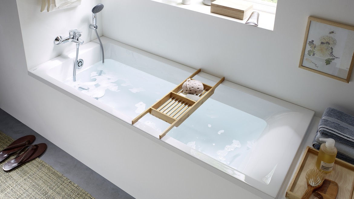 A relaxing bathtub filled with water (© Geberit)