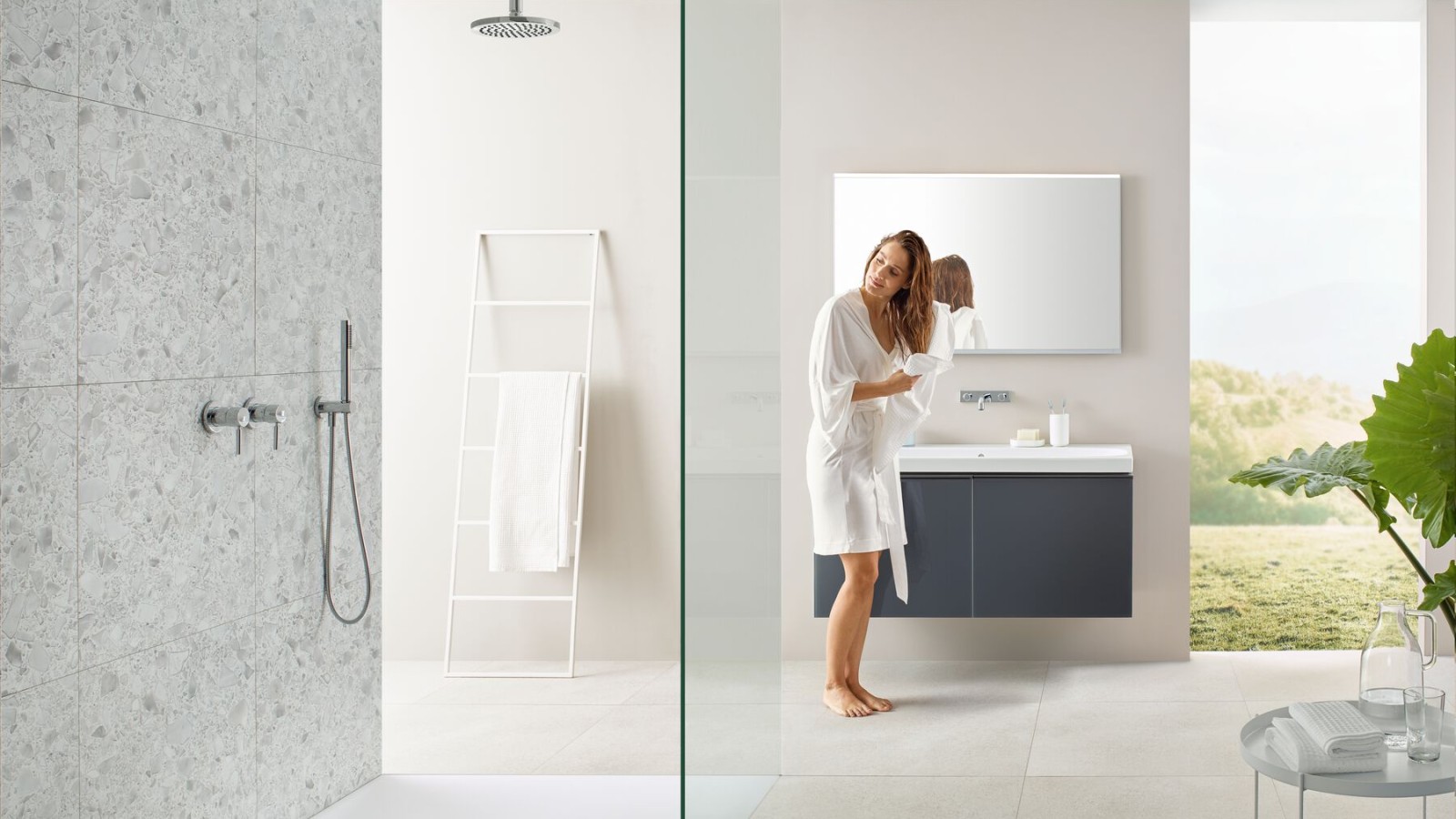 A floor-even solution from Geberit offers improved hygiene in the shower