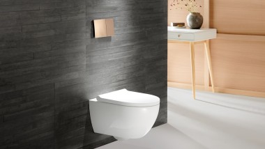 Wall-hung toilet with Sigma70 flush plate in red gold