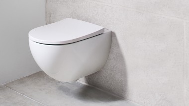 Wall-hung WC for uninterrupted floor cleaning
