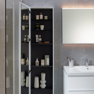 Geberit iCon tall cabinet with internal mirror and lots of storage space (© Geberit)