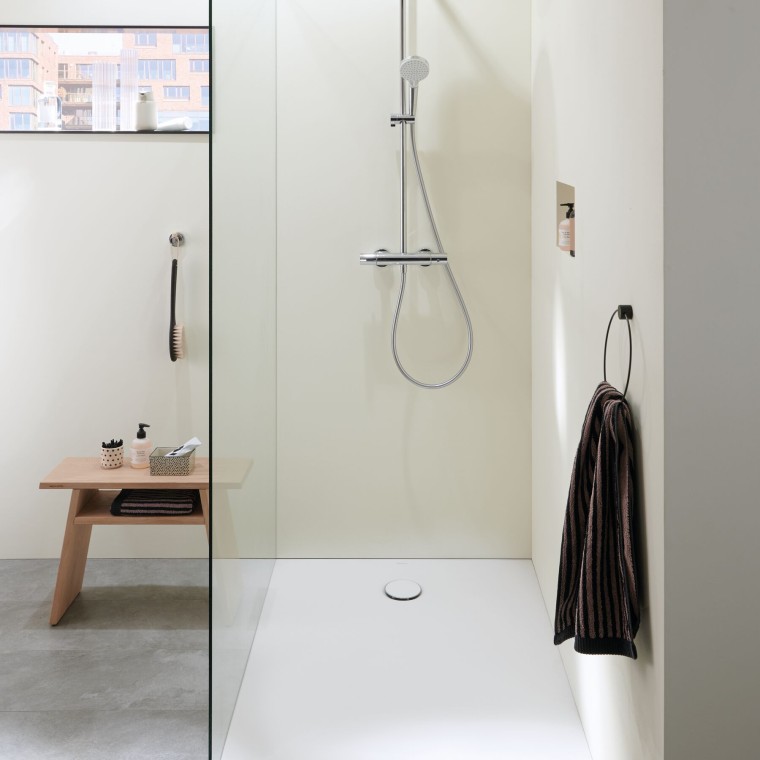 Floor-even shower with glass walk-in shower panel