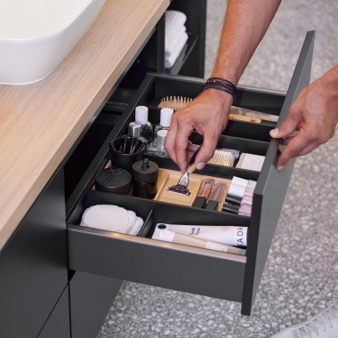 Cosmetics being sorted in the Geberit ONE washbasin cabinet with drawer inserts (© Geberit)