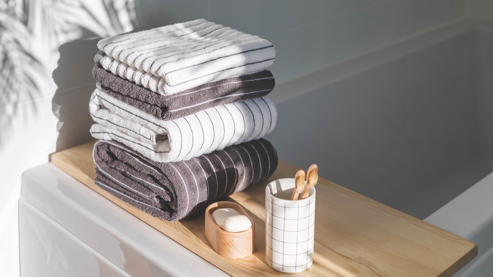 Striped towels in a white bathroom (© iStock) Striped towels in a white bathroom (© iStock)