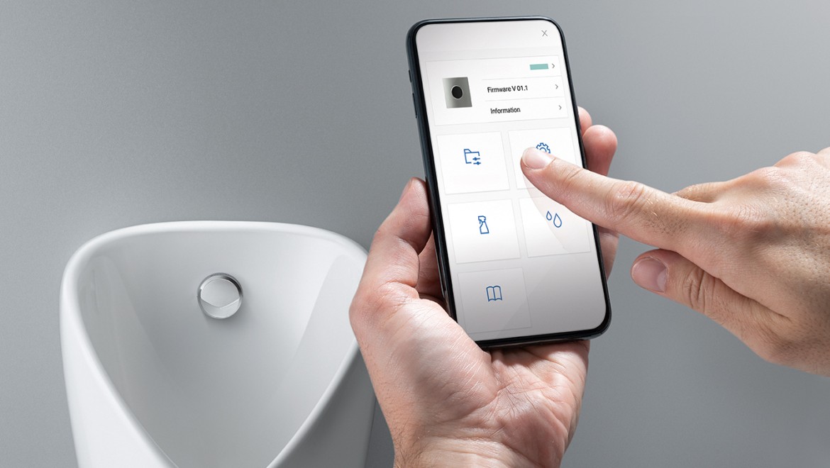 Smartphone communicating with a Geberit urinal flush actuator