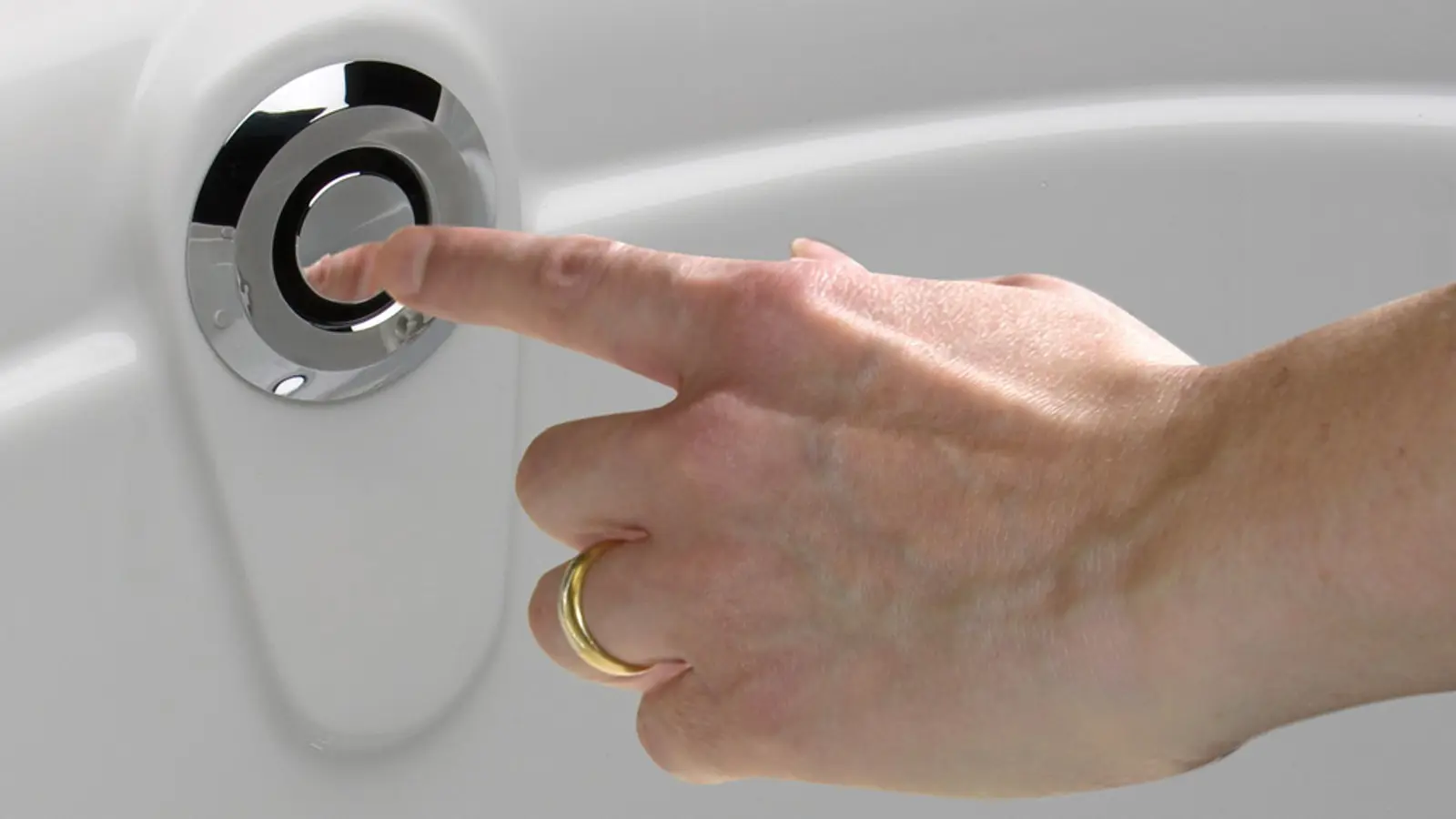 Geberit bathtub drain with push actuation PushControl Geberit bathtub drain with push actuation PushControl