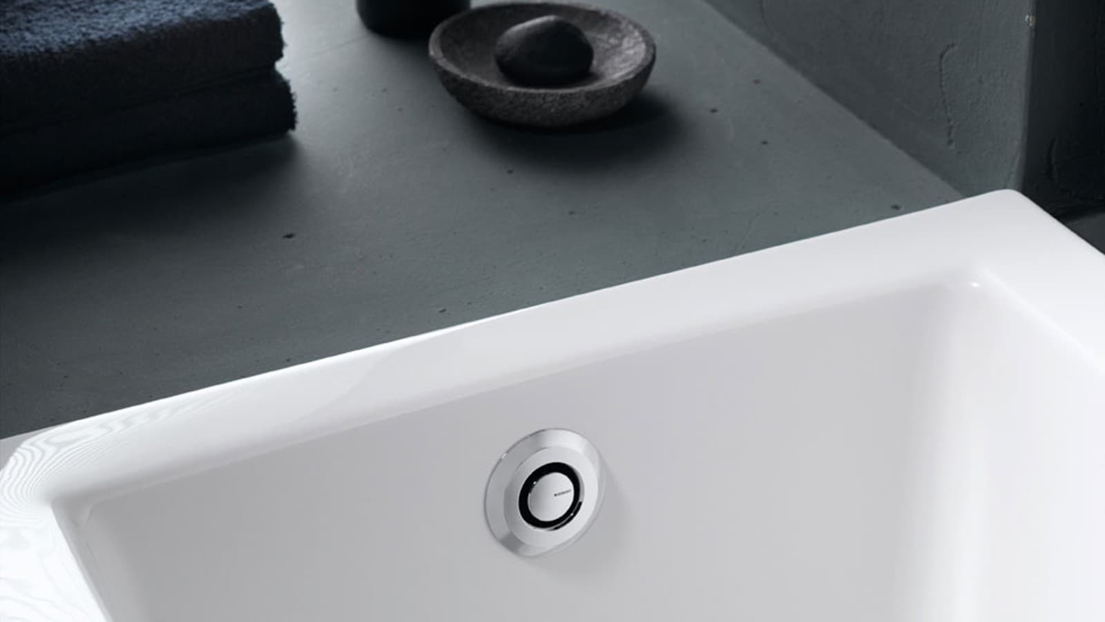 Bathtub with Geberit PushControl bath waste and overflow Bathtub with Geberit PushControl bath waste and overflow