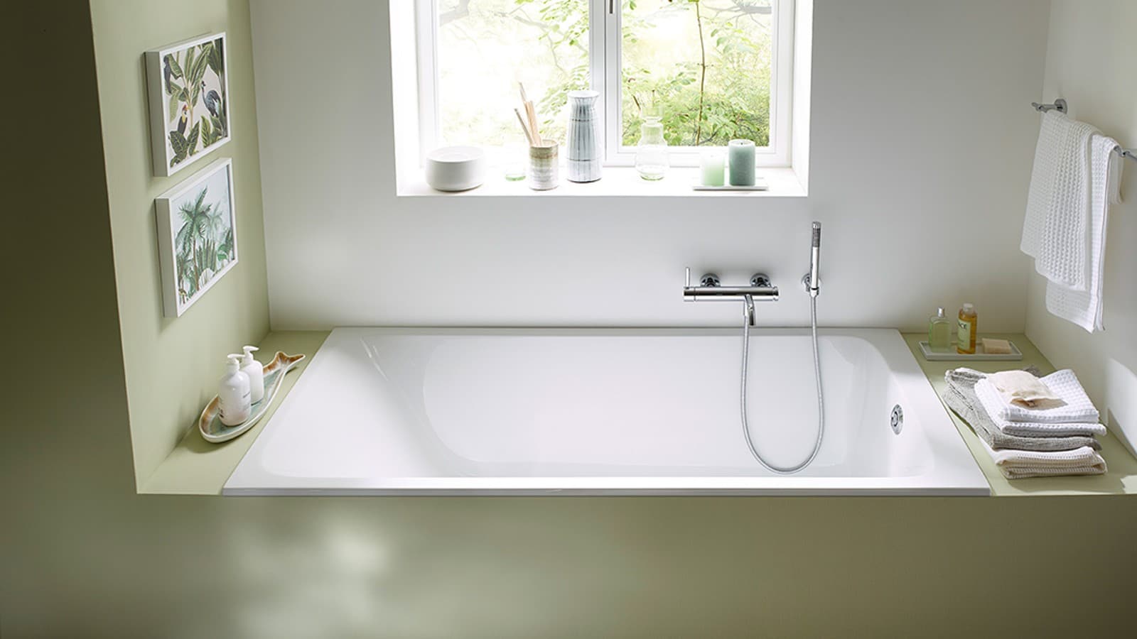 Bathtub with Geberit PushControl bath waste and overflow Bathtub with Geberit PushControl bath waste and overflow