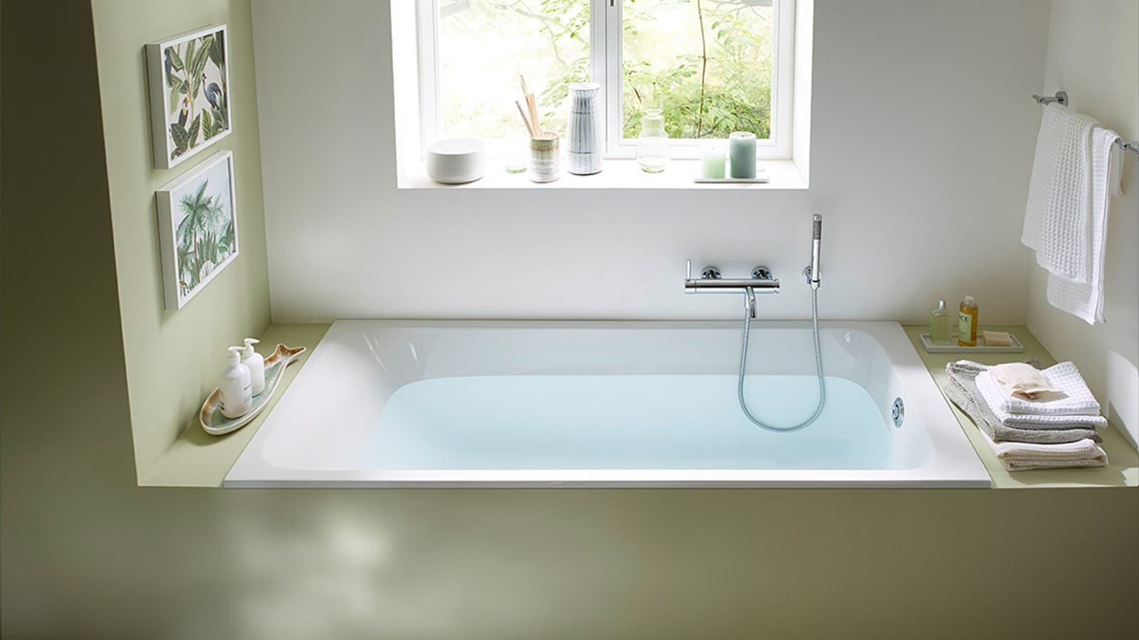 Bathtub with Geberit PushControl bath waste and overflow Bathtub with Geberit PushControl bath waste and overflow