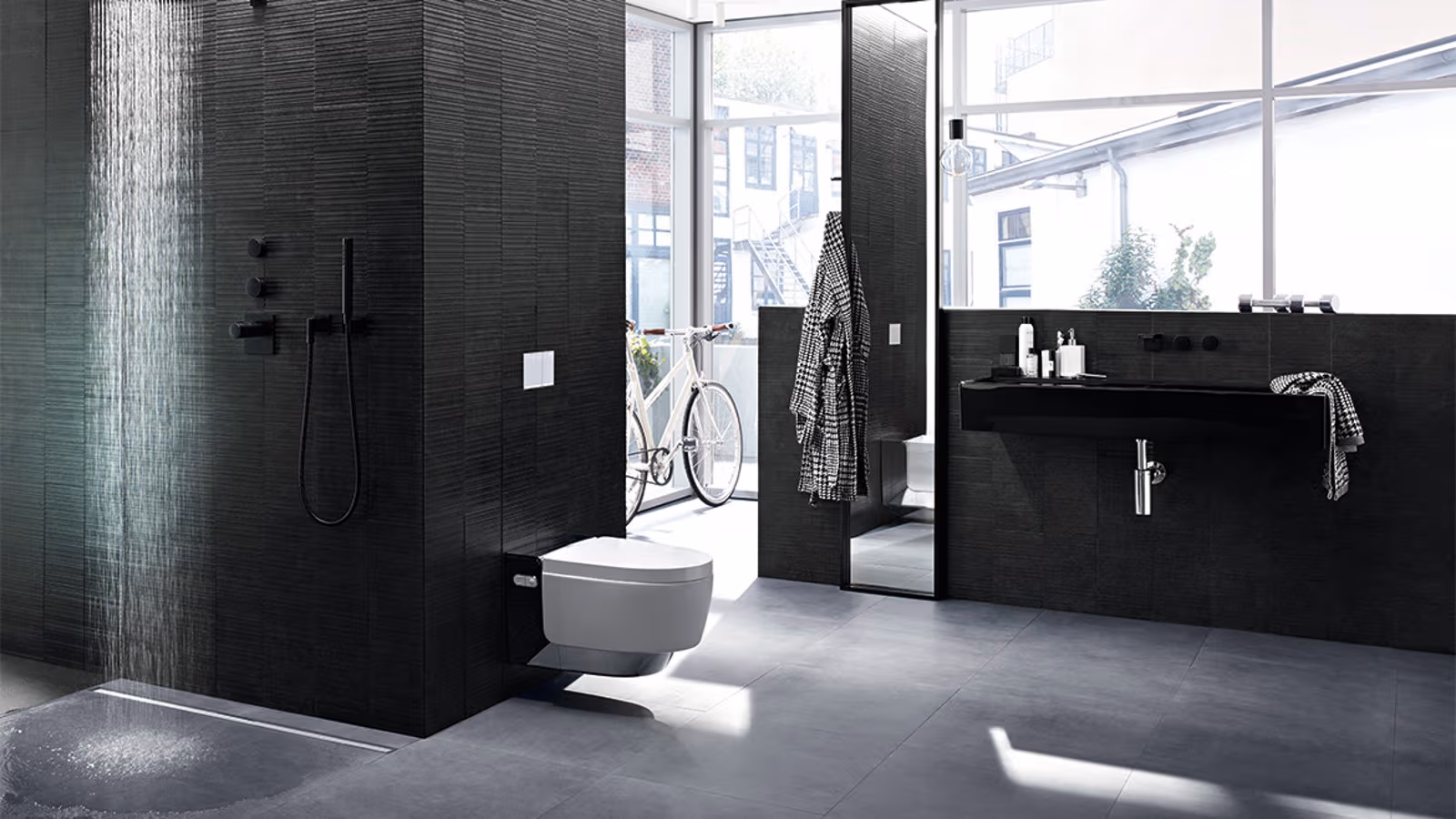 Black bathroom with Geberit in-wall system and wall-hung toilet Black bathroom with Geberit in-wall system and wall-hung toilet