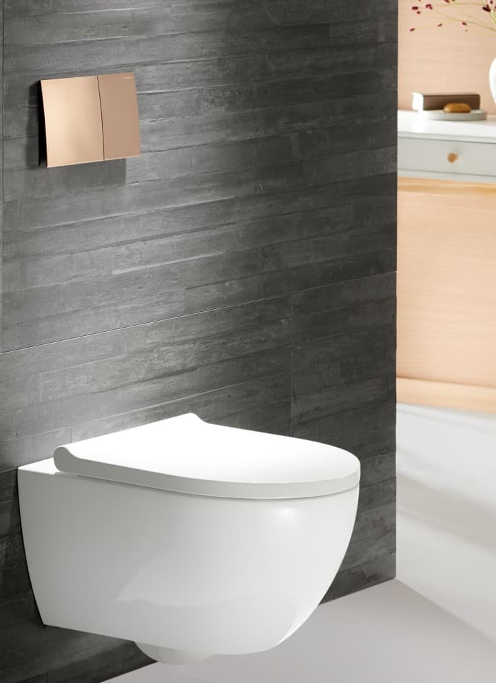 Bathroom with Geberit Sigma70 flush plate in brushed red gold finish Bathroom with Geberit Sigma70 flush plate in brushed red gold finish