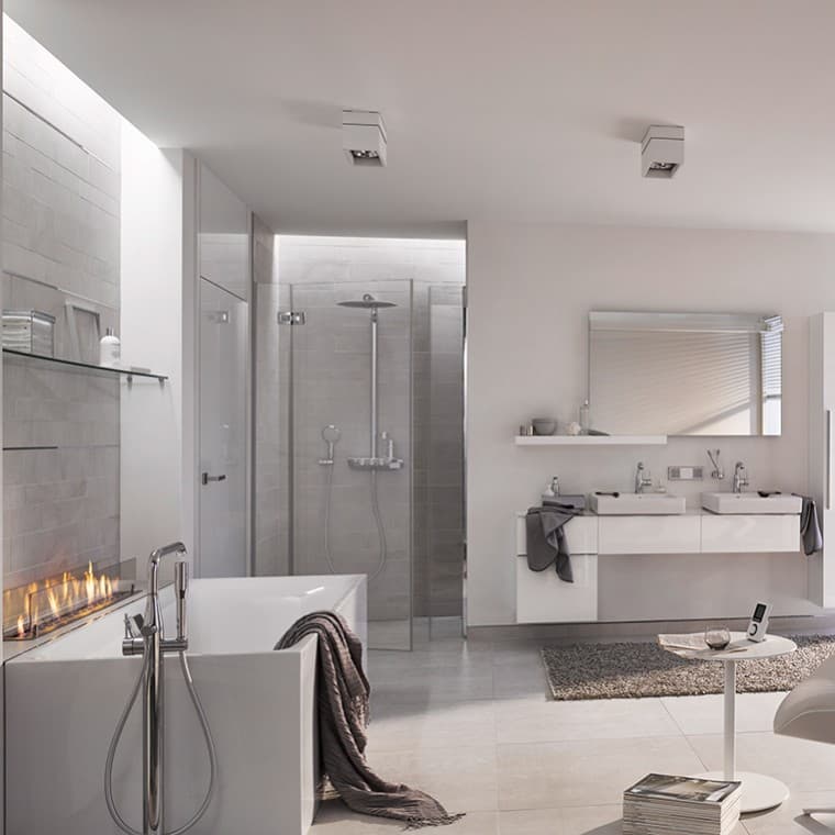 Light, color-coordinated bathroom Light, color-coordinated bathroom